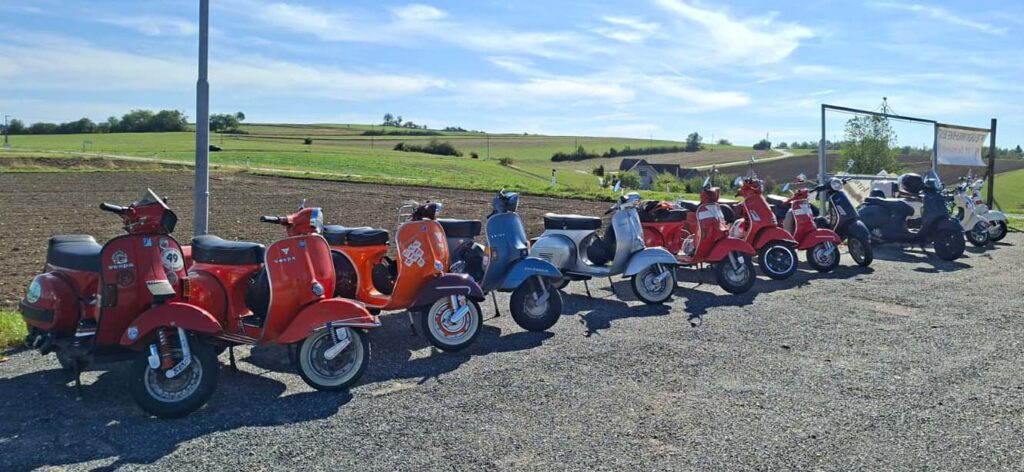 Vespas in Reih' und Glied